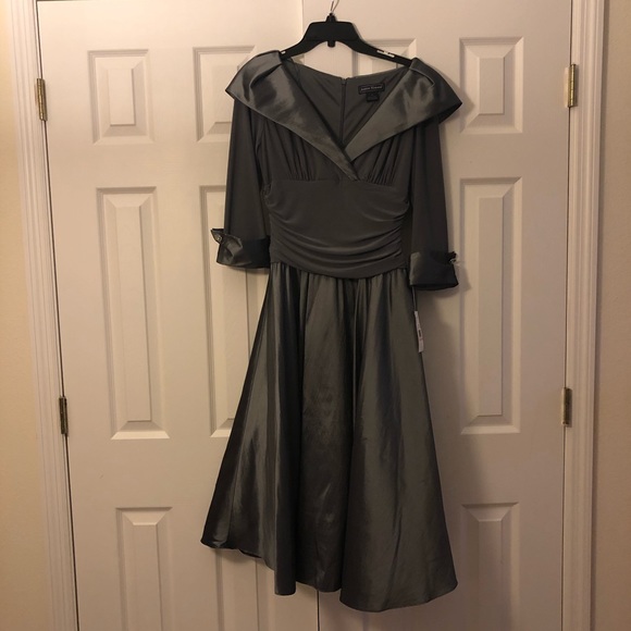 Jessica Howard Dresses & Skirts - NWT Jessica Howard  Grey 3/4 sleeve cocktail dress